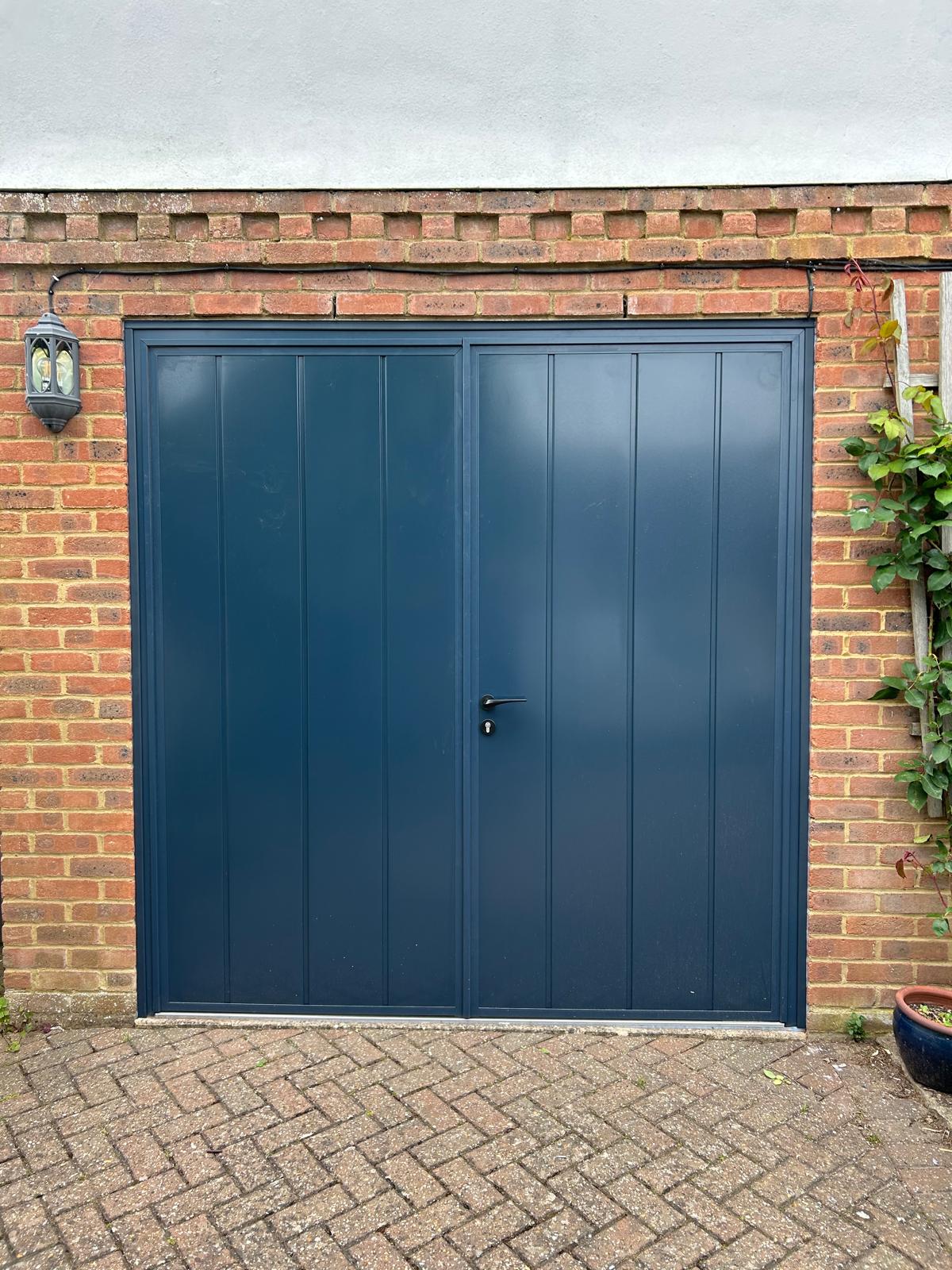 Teckentrup Centre Ribbed Vertical Side-Hinged Door