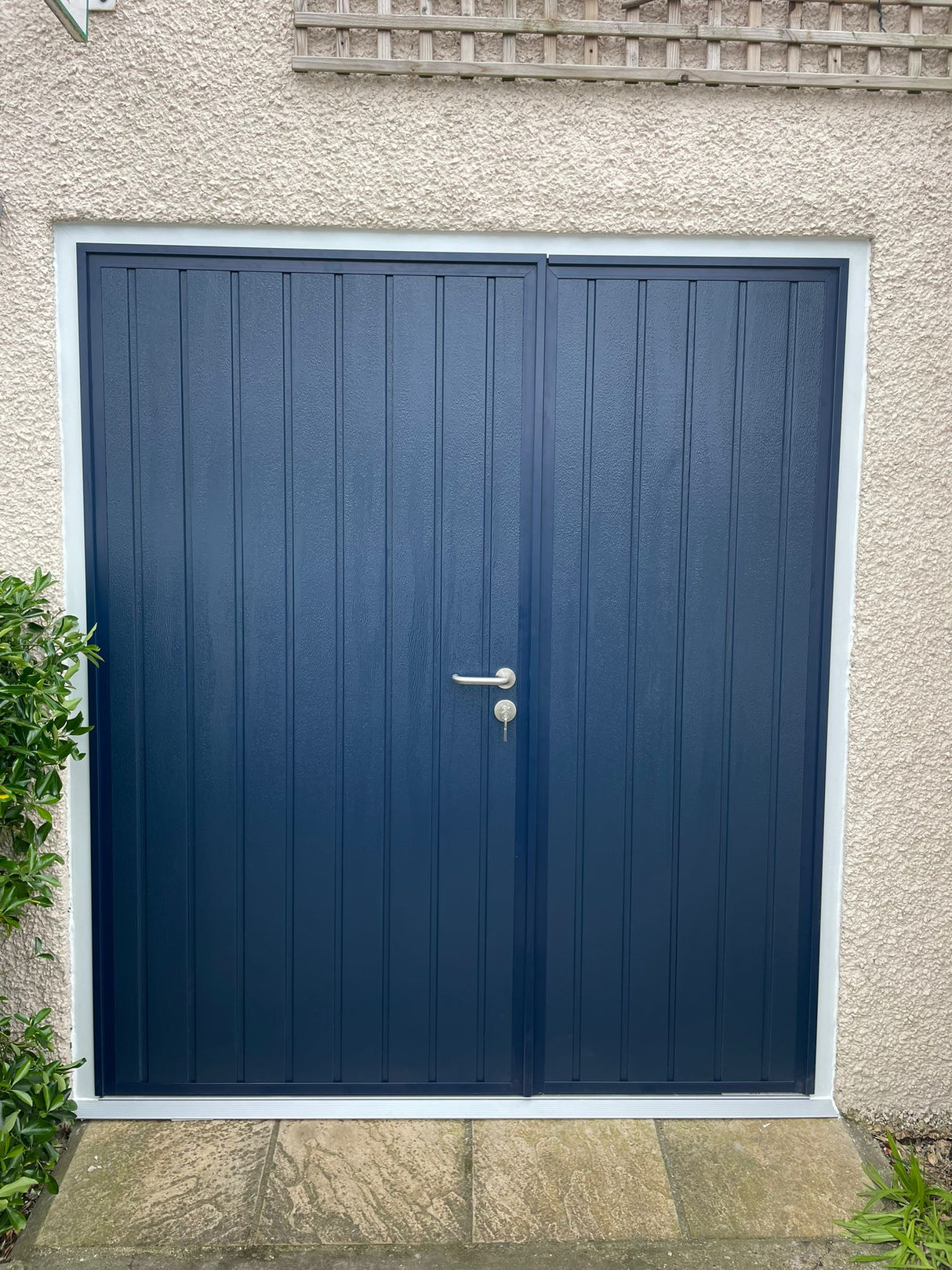 Teckentrup Standard Ribbed Vertical Side-Hinged Door