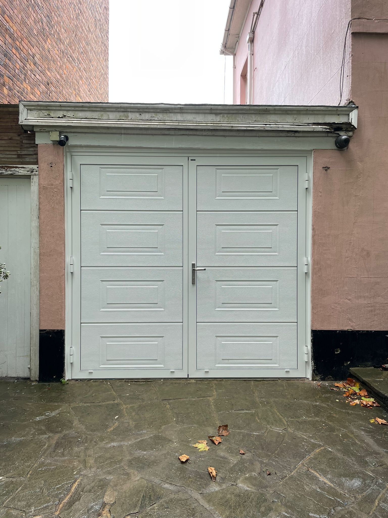 Wisniowski Georgian Insulated Side Hinged Garage Door – Garage
